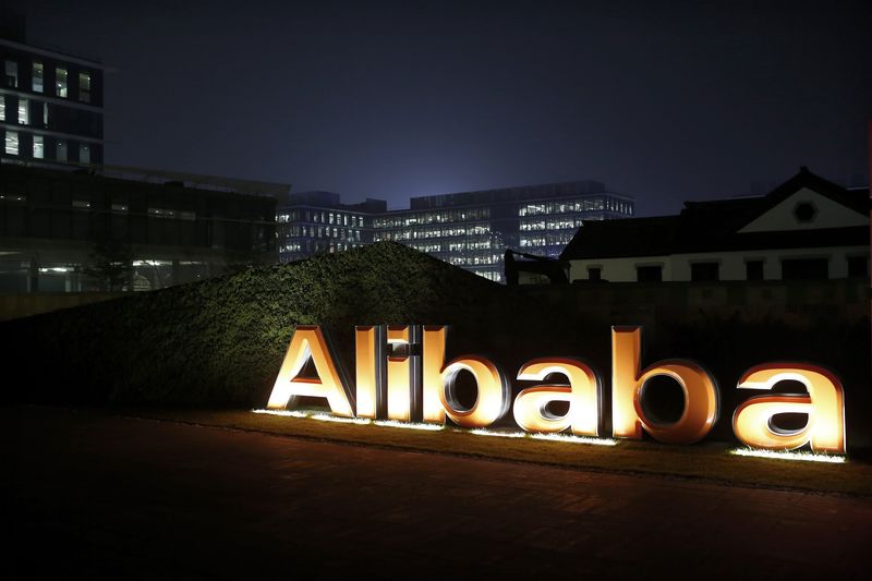 Акции Alibaba упали на 10% на фоне отказа от выделения облачного бизнеса