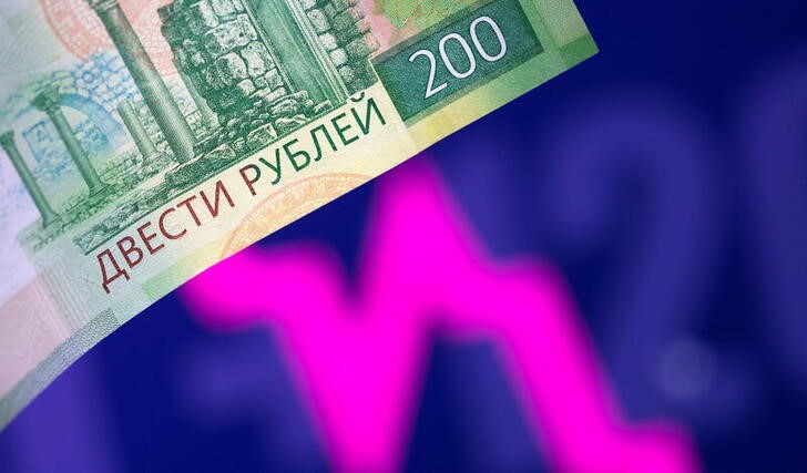 Рубль на волатильных торгах четверга теряет к доллару более 10%