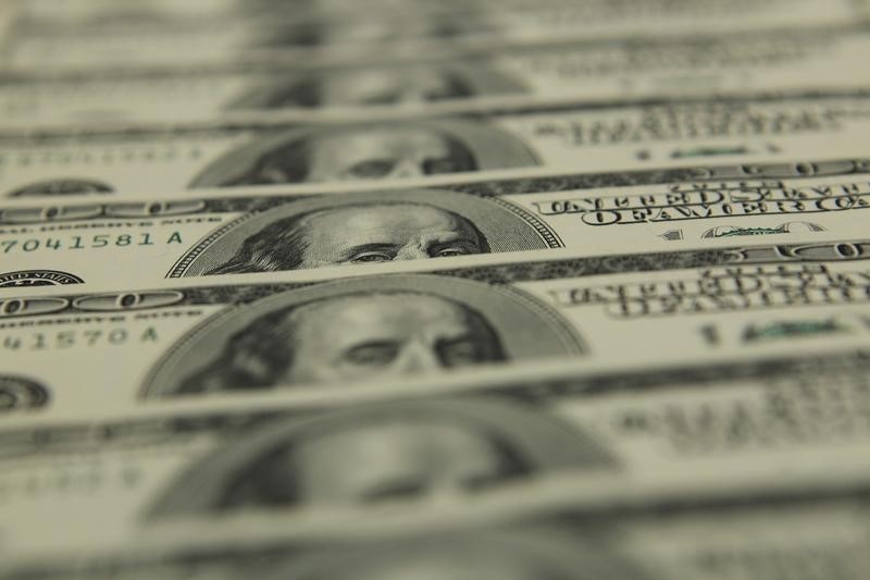 Средний курс покупки наличного доллара США в банках Москвы достиг максимального значения за неделю и составляет 61,5611 руб.