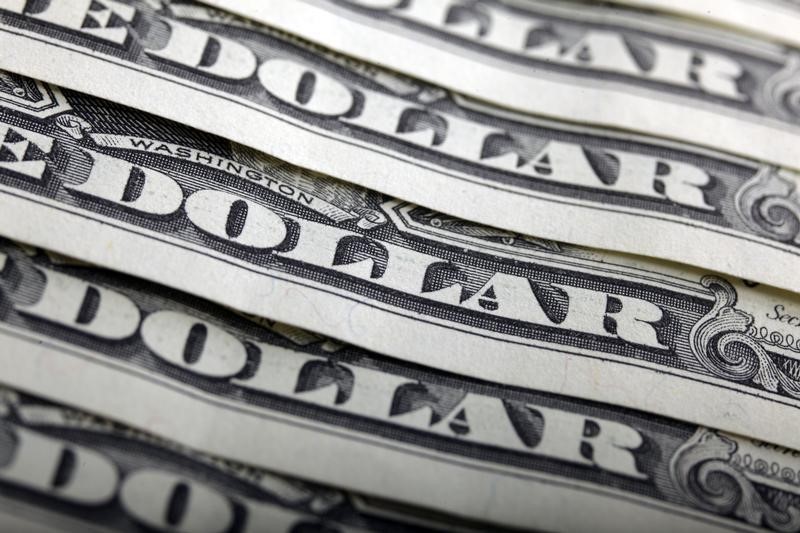 Доллар снизился, пока трейдеры ждут разворота на заседании ФРС