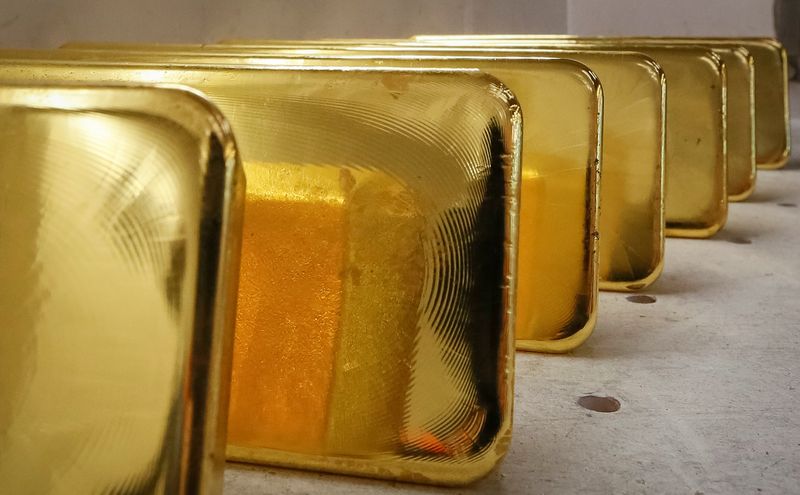 Цены на золото нашли поддержку выше $2000