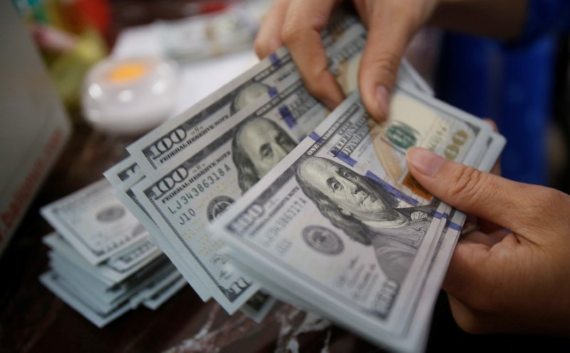 Доллар снизился перед вероятной интервенцией