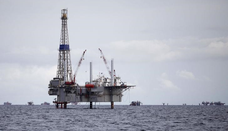 Bloomberg: цены на нефть падают третью неделю подряд