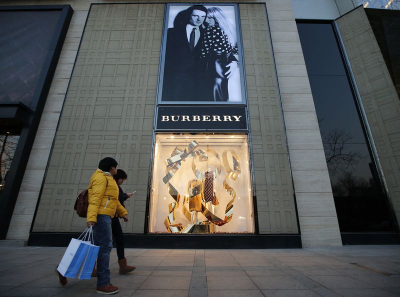 Burberry отчиталась об ускорении квартальных продаж по полным ценам