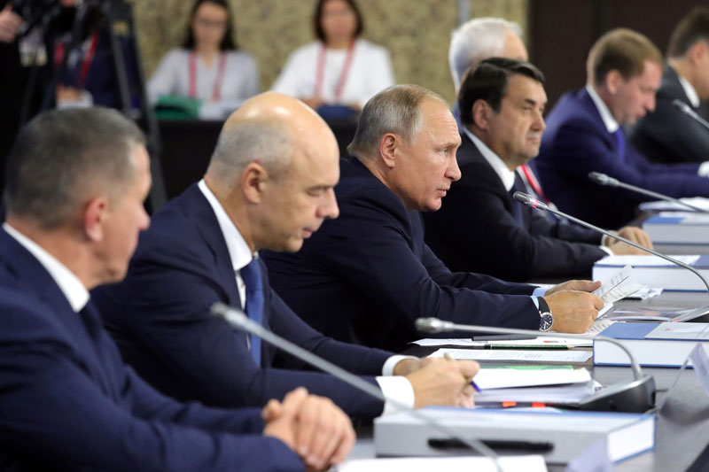 Растет количество людей, находящихся под риском увольнений - Путин
