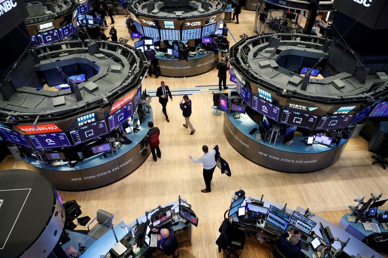 АНАЛИЗ-Некуда бежать: инвесторы ищут убежища на фоне падения сразу и акций, и бондов