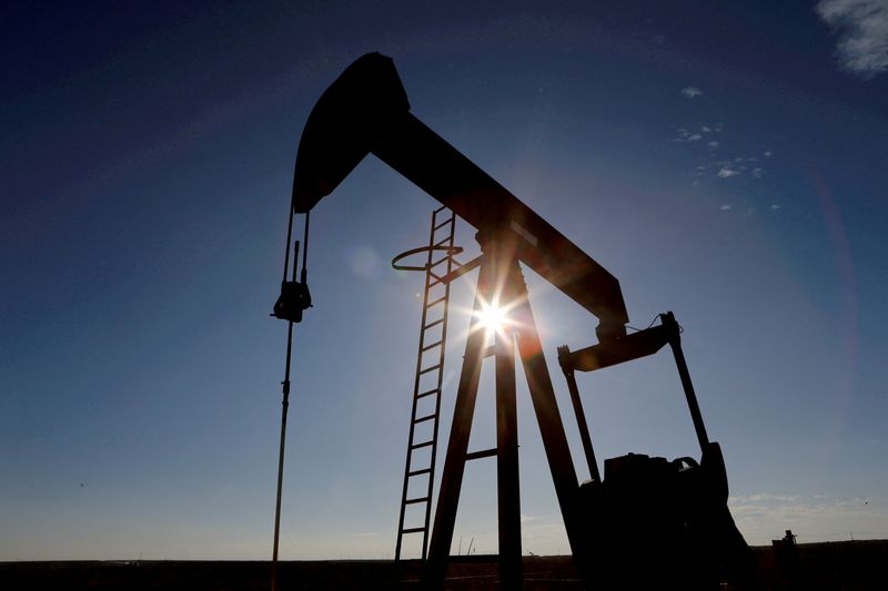 Цены на нефть замедлили снижение на фоне опасений об усилении напряженности на востоке Украины