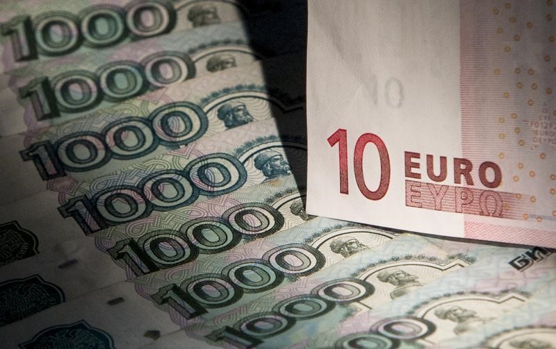 Евро превысил 67 рублей впервые с 30 мая