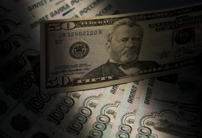 Курс доллара опустился ниже 96 рублей