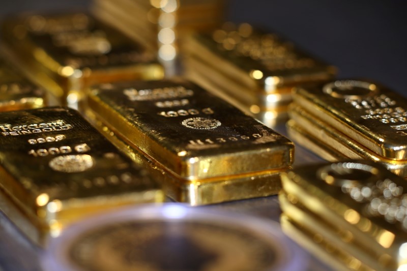 Цены на золото стабилизировались выше $2000