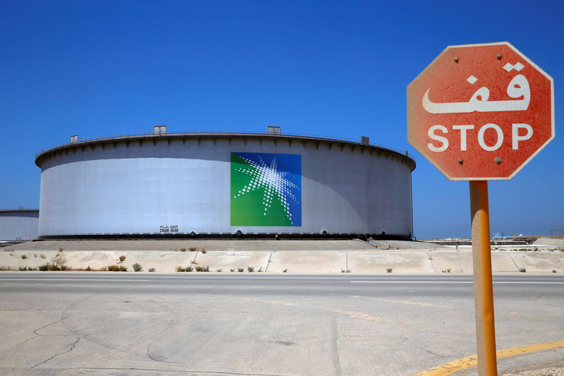 Saudi Aramco в ноябре не станет менять цену основного сорта нефти для Азии
