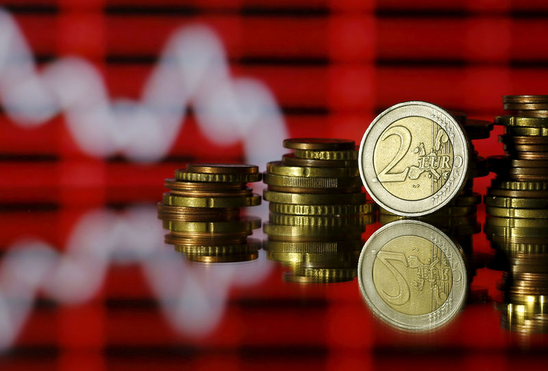 Доллар дешевеет, евро дорожает на торгах 