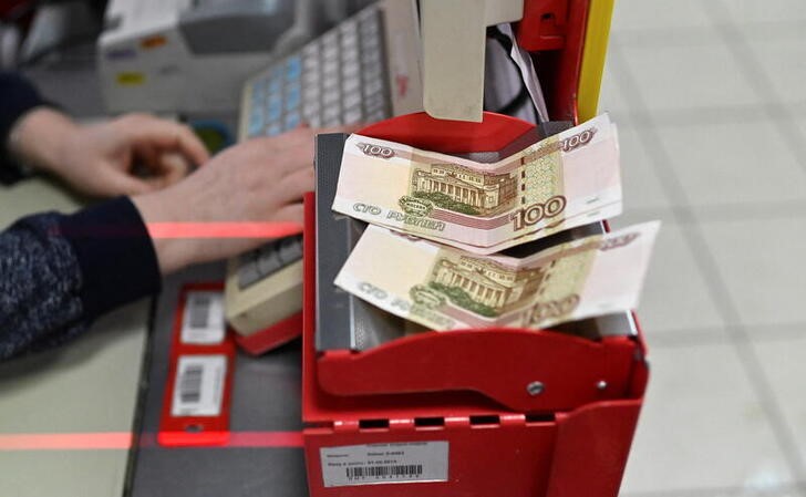 Рубль теряет 2,5%, доходность ОФЗ на пиках 6 лет в ожидании признания независимости ДНР-ЛНР