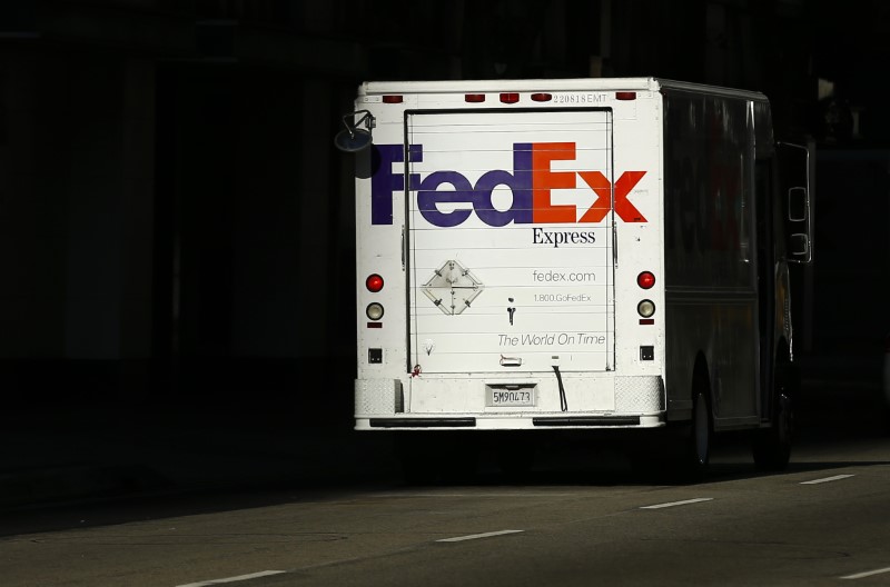 Акции FedEx рухнули после объявления о сокращении расходов