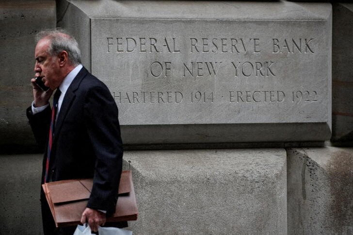 Некоторые чиновники ФРС допускают повышение ставки в марте после завершения скупки облигаций