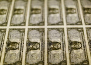 Read more about the article Рубль снижается к доллару и евро на торгах «Московской биржи» От IFX