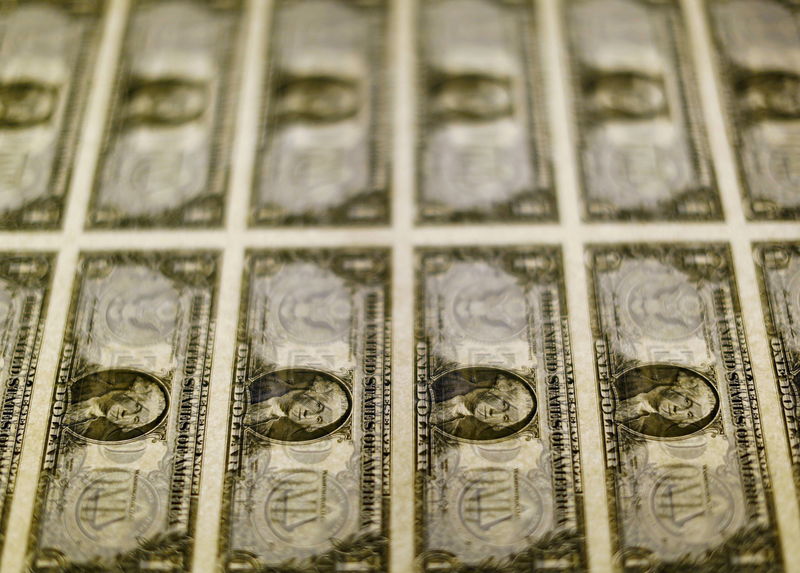 Рубль снижается к доллару и евро на торгах 