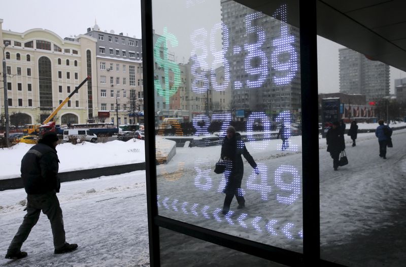 Рубль в минусе на фоне геополитической напряженности