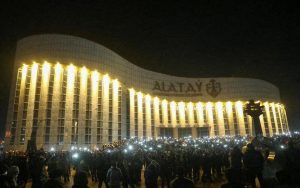 Read more about the article Казахстан охватили массовые протесты из-за роста цен на топливо, президент отправил правительство в отставку От Reuters