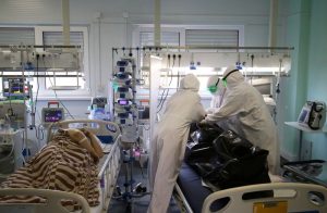 Read more about the article За последние сутки в РФ от коронавируса умерли 1.184 человека От Reuters