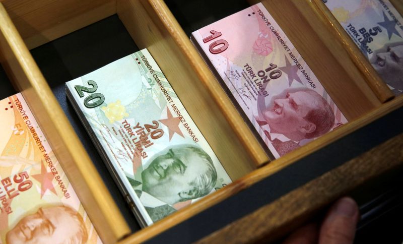 Турецкая лира падает на 2%, растеряв набранное в среду