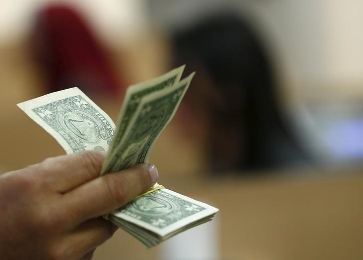 Доллар вырос, а японская иена снизилась