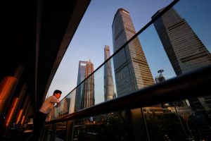 Read more about the article Китайские акции закрылись в минусе из-за опасений о вспышках COVID-19 От Reuters
