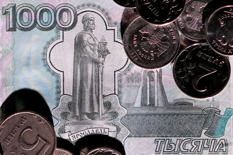 Российский рубль и акции снижаются в ходе тихих праздничных торгов