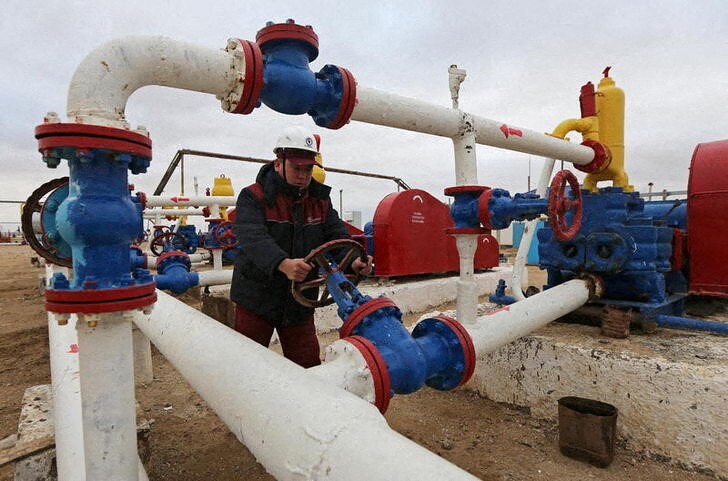Казахстан увеличил добычу нефти на 0,7% в дек 21г, превысив квоту ОПЕК+ -- источники