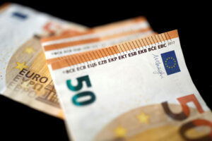 Read more about the article Средний курс евро со сроком расчетов «завтра» по итогам торгов составил 85,6063 руб. От IFX