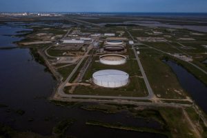 Read more about the article Запасы нефти в США за неделю снизились на 3,6 млн баррелей От Reuters