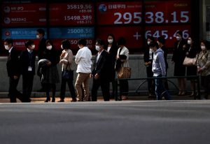 Read more about the article Японский индекс Nikkei отыграл потери, инвесторы осторожны в преддверии заседания ФРС От Reuters