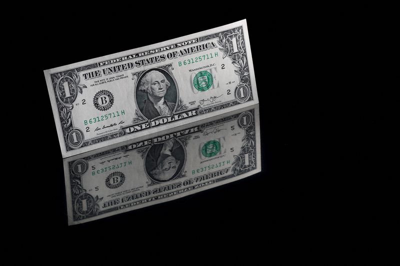 Доллар укрепляется в ходе малоактивных торгов