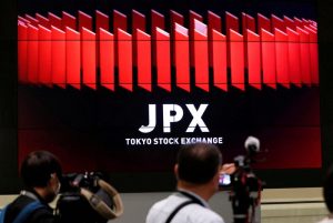 Read more about the article Японские акции закрылись в минусе, техсектор упал вслед за Nasdaq От Reuters