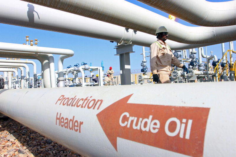 Нефть умеренно дорожает, Brent впервые за 2 месяца торгуется выше $84 за баррель