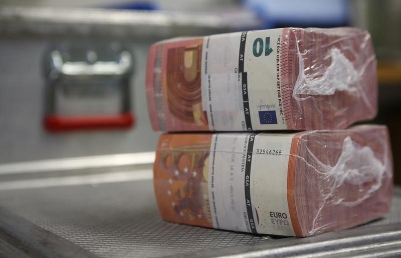 Доллар дорожает к евро и иене