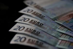 Read more about the article Средний курс евро со сроком расчетов «завтра» по итогам торгов составил 83,1639 руб. От IFX