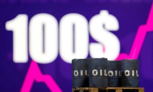 Read more about the article Нефть превысила $100 впервые с 2014 года после нападения России на Украину От Reuters
