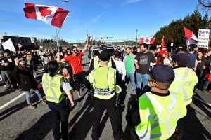 Read more about the article Мост Амбассадор между США и Канадой освобожден от протестующих дальнобойщиков От Reuters