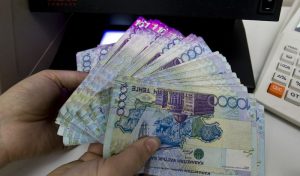 Read more about the article Казахстанский тенге вслед за рублем упал на более чем 4% От Reuters
