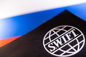 Read more about the article Китай выступает против применения санкций на фоне отключения российских банков от SWIFT От Reuters