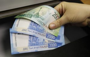 Read more about the article Рубль отыграл утреннее снижение к доллару и евро От Investing.com