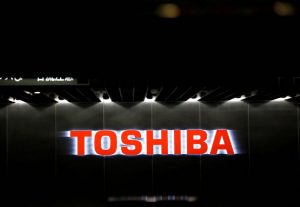 Read more about the article Toshiba планирует разделиться на две части, а не три; повышает выплаты акционерам От Reuters