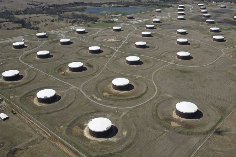 Read more about the article Запасы нефти в США неожиданно снизились за неделю — EIA От Reuters