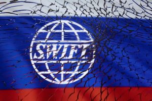 Read more about the article Глава МИД Ирландии: ЕС отключит от SWIFT еще больше российских банков От Reuters