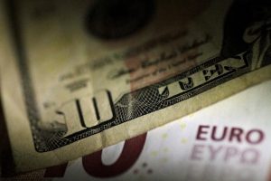 Read more about the article Доллар упал, а евро стабилизировался в преддверии саммита ЕС От Investing.com