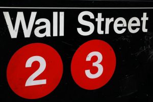 Read more about the article Уолл-стрит снизилась из-за «ястребиного» настроя ФРС От Investing.com