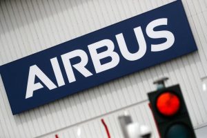Read more about the article Airbus приостановил поставки деталей в Россию, изучает варианты поддержки инженерных центров От Reuters