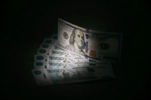 Read more about the article Курс доллара впервые превысил 118 рублей на Мосбирже От Investing.com