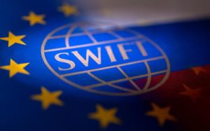 Read more about the article ЕС исключает семь российских банков из SWIFT — официальный журнал ЕС От Reuters